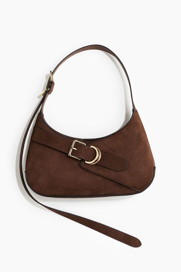 Cartera de hombro con traba decorativa