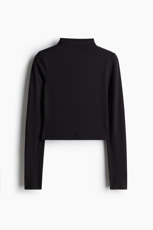 Top con cuello alto