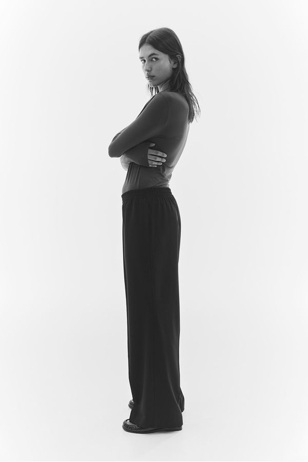 Pantalón amplio con raya