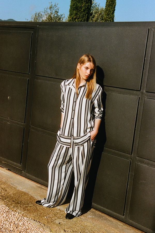 Pantalón ancho con cordón de ajuste