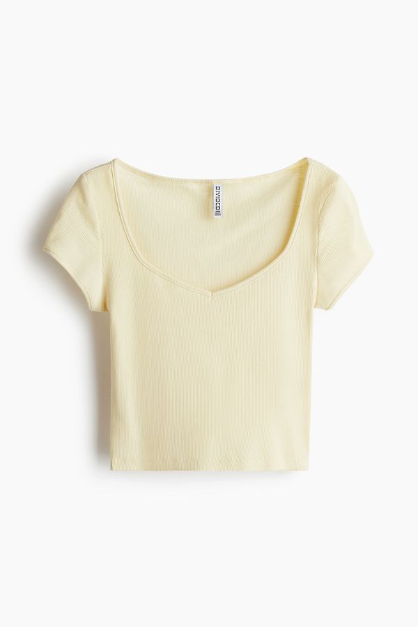Polera acanalada con escote corazón