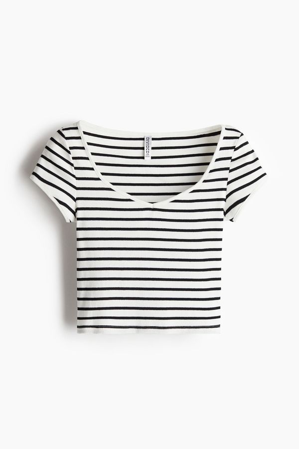 Polera acanalada con escote corazón
