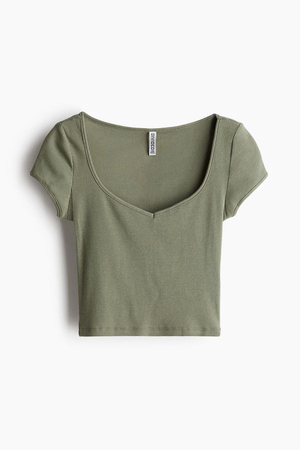 Polera acanalada con escote corazón