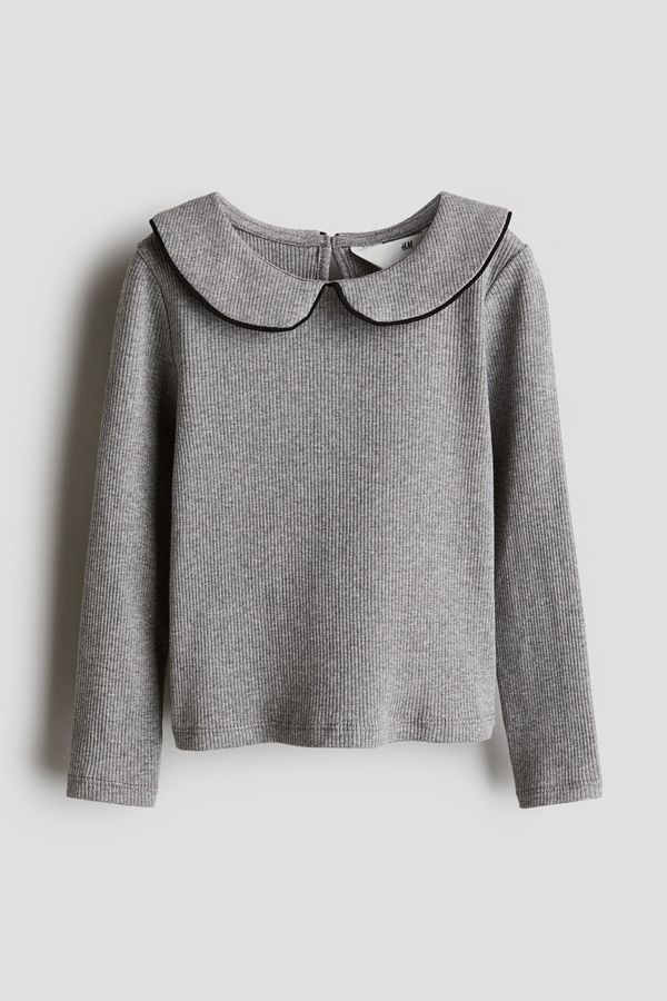 Polera de punto con cuello