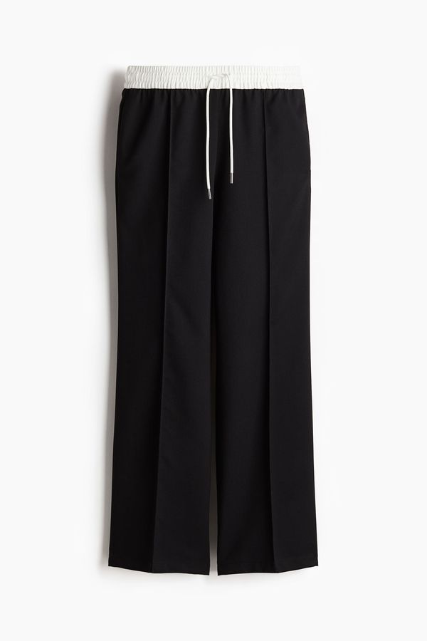 Pantalón con cordón ajustable y raya