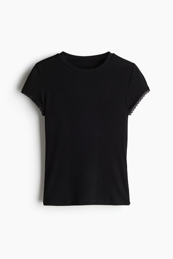 Polera acanalada con ribetes de encaje