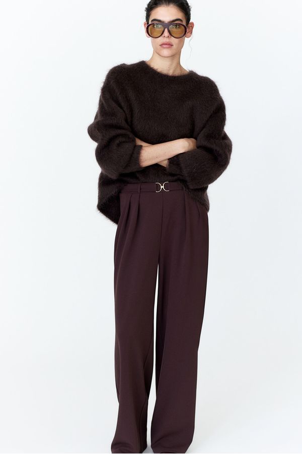 Pantalón sastre con hebilla decorativa