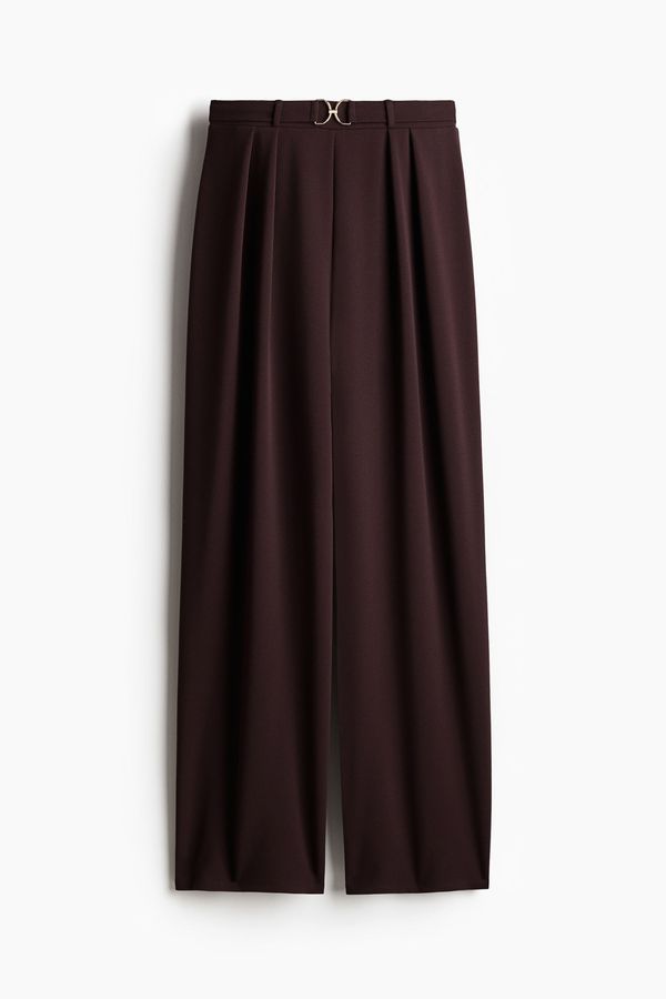 Pantalón sastre con hebilla decorativa