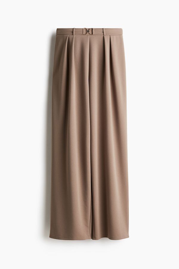 Pantalón sastre con hebilla decorativa