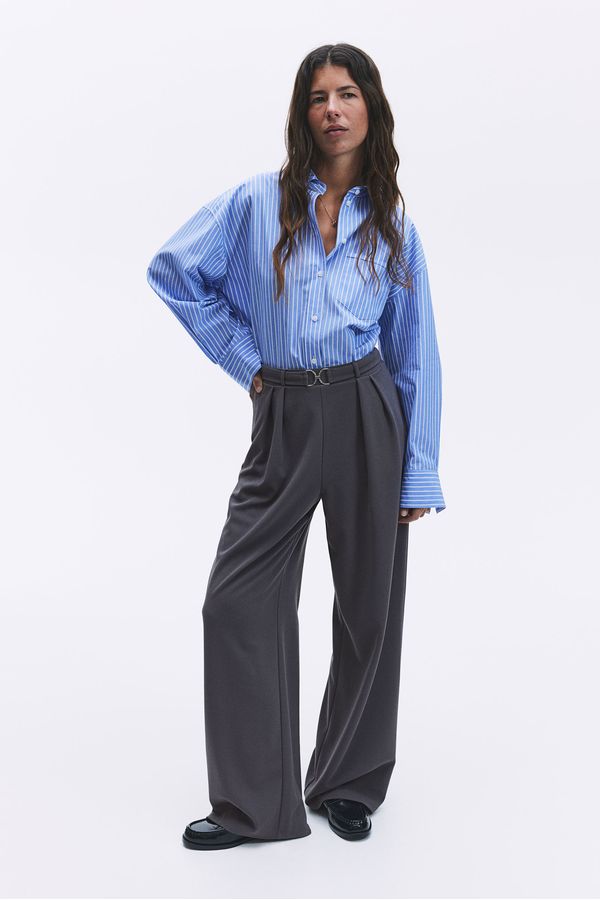 Pantalón sastre con hebilla decorativa