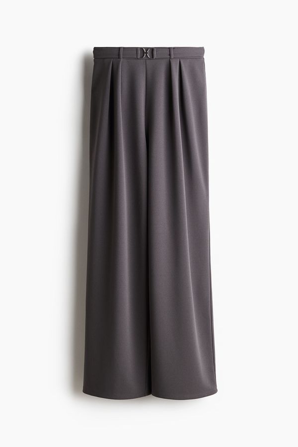 Pantalón sastre con hebilla decorativa