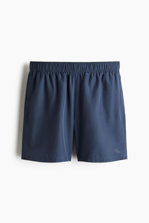 Shorts deportivo a media pierna con DryMove™