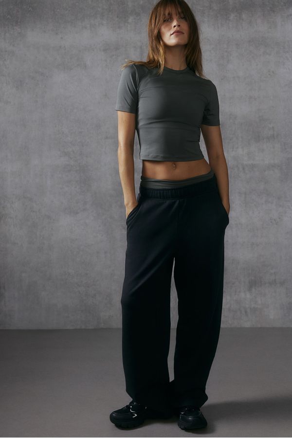 Polera deportiva cropped con DryMove™