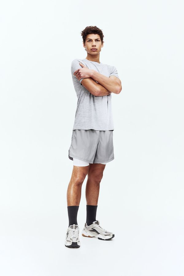 Shorts deportivo de doble capa con DryMove™