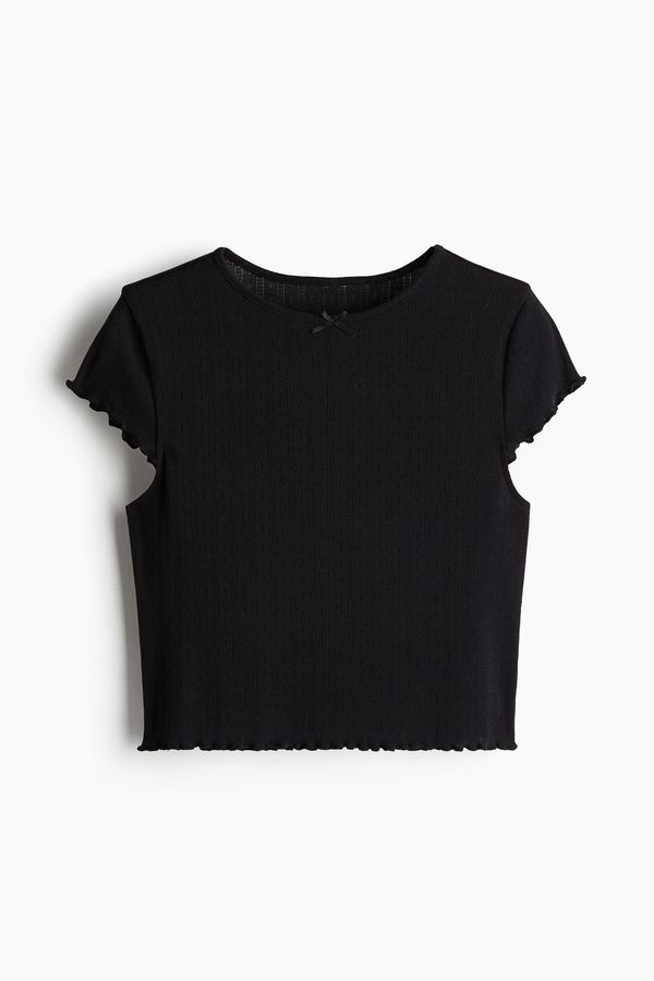 Top en pointelle con detalles sobrehilados