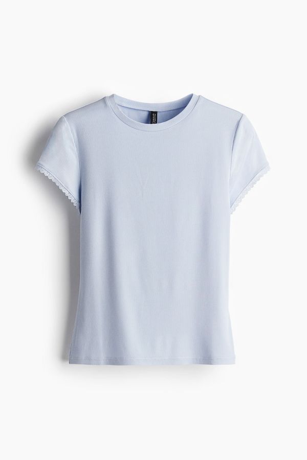 Polera acanalada con ribetes de encaje