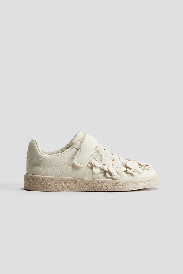 Zapatillas con aplicaciones de flor