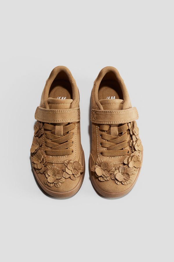 Zapatillas con aplicaciones de flor