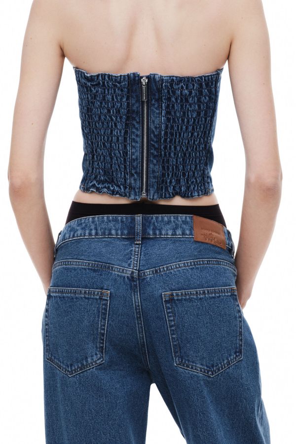 Top bustier en denim con aplicaciones de rosa