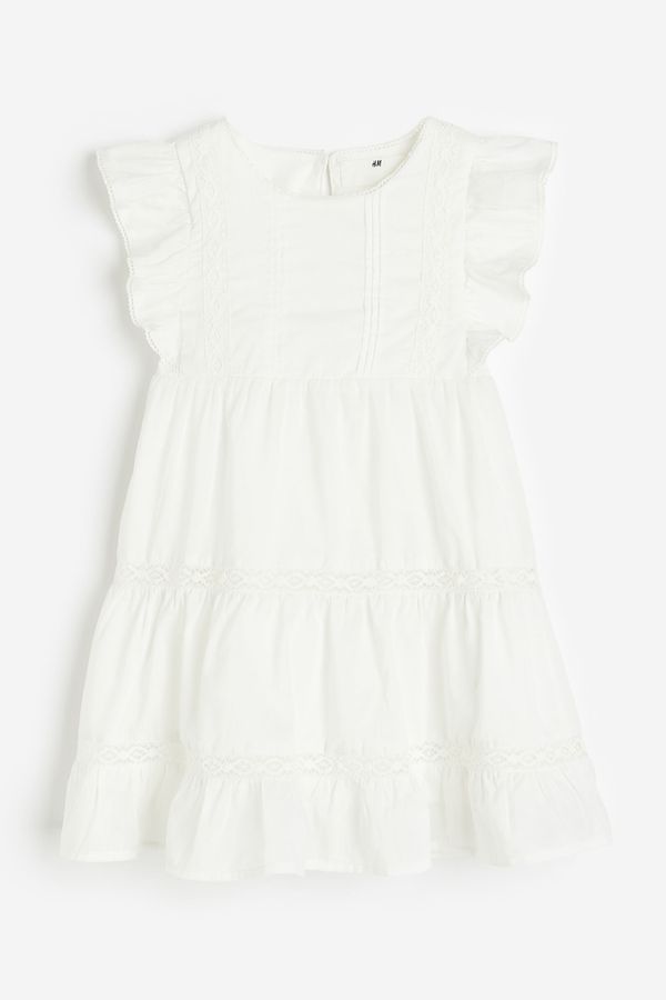 Vestido con vuelos y detalle de encaje