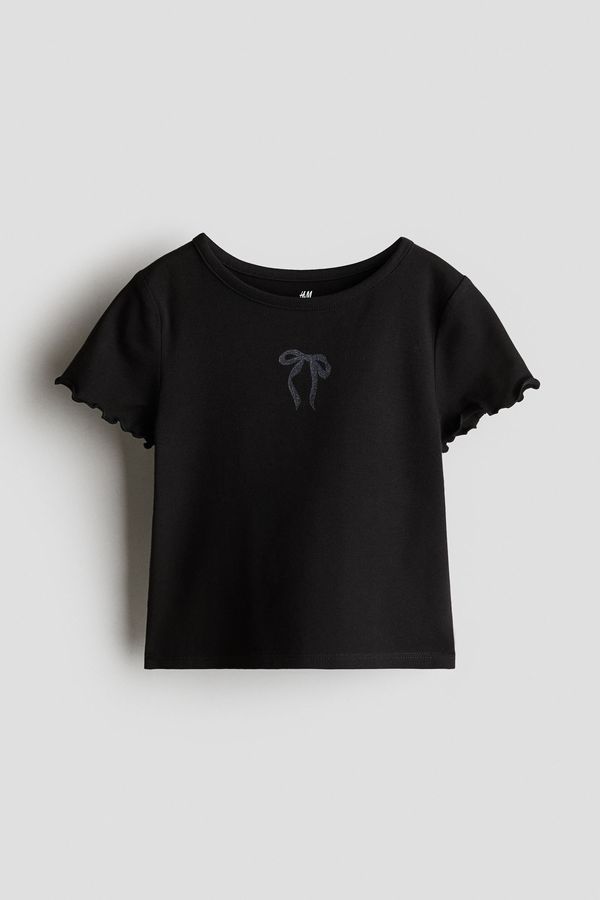 Polera de algodón con detalles sobrehilados