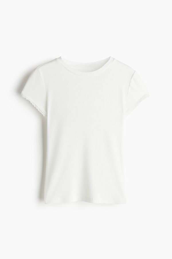 Polera acanalada con ribetes de encaje