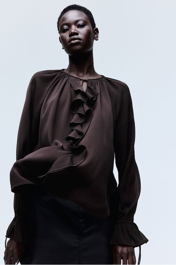 Blusa con ribetes de vuelos