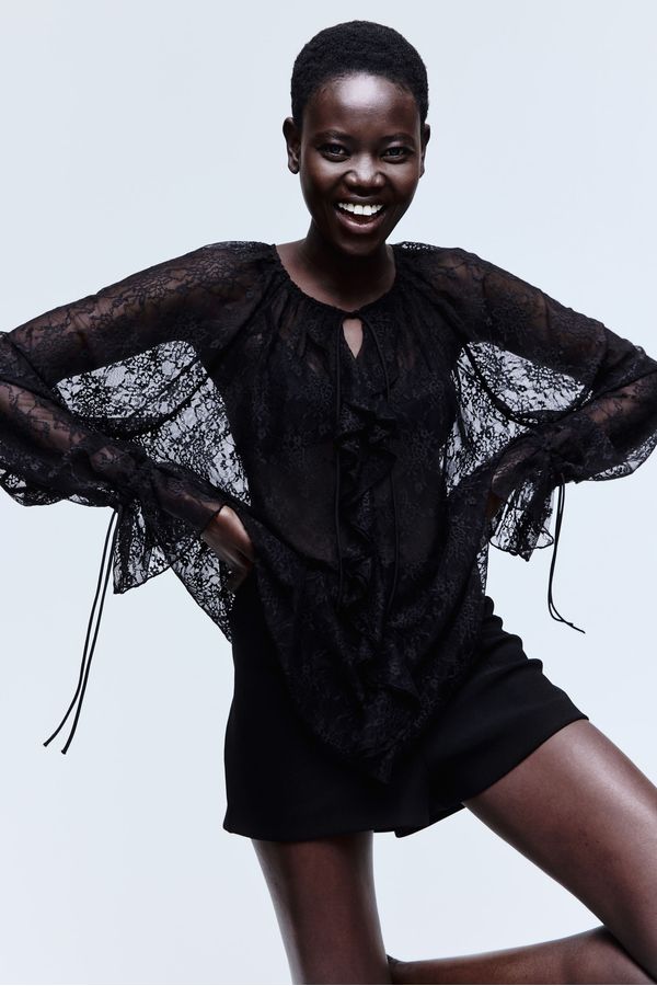 Blusa de encaje con ribetes de vuelos