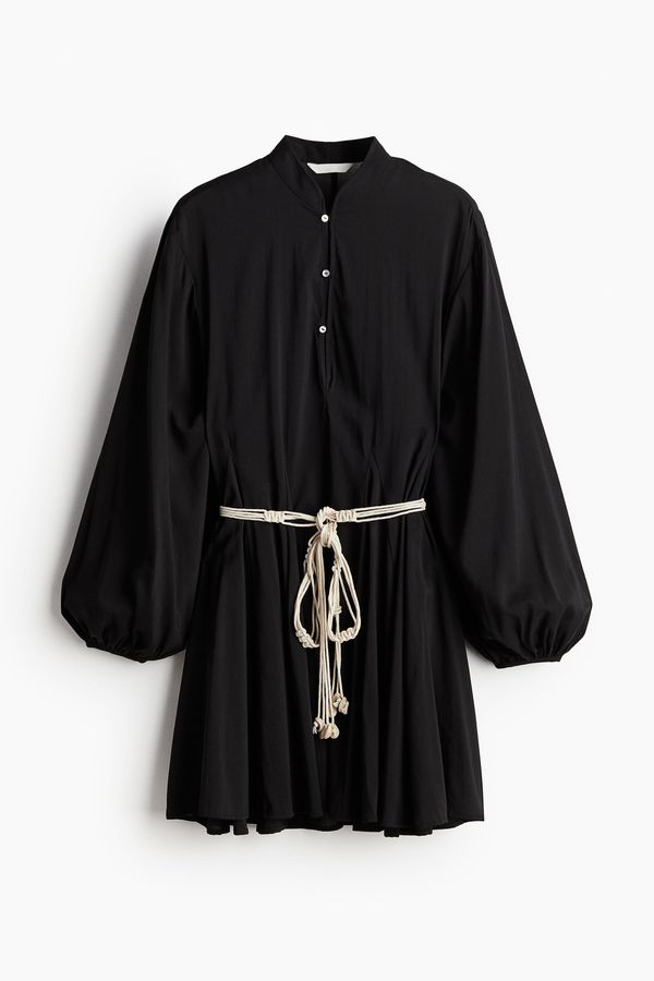 Vestido con cinturón de macramé