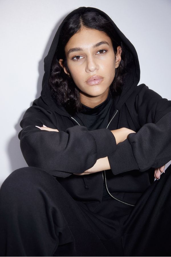 Polerón hoodie cropped con cierre