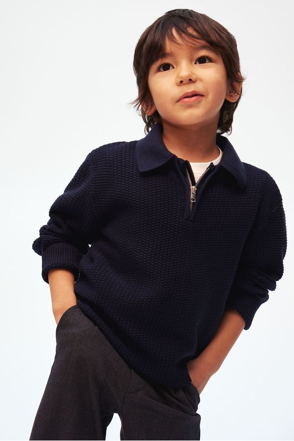 Sweater tipo polo con medio cierre