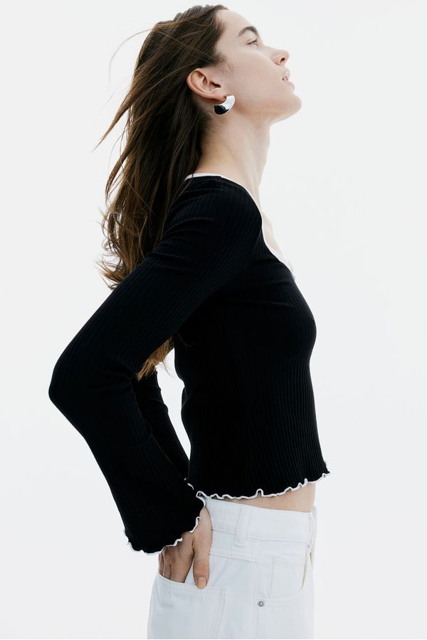 Polera acanalada con detalles sobrehilados
