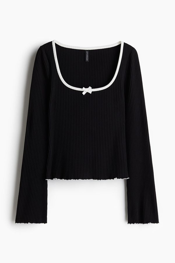 Polera acanalada con detalles sobrehilados