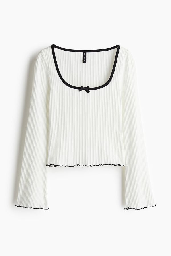 Polera acanalada con detalles sobrehilados
