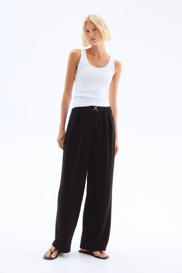 Pantalón sastre con hebilla decorativa