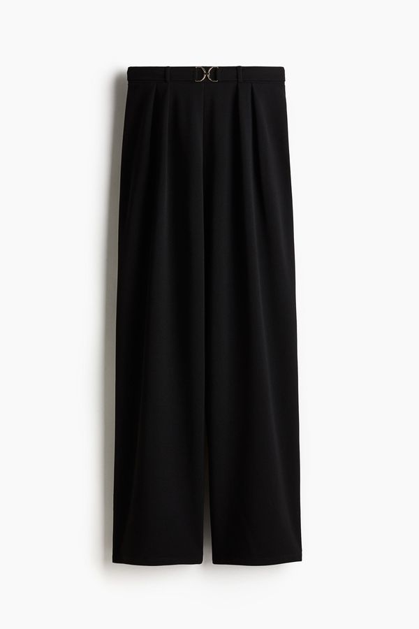 Pantalón sastre con hebilla decorativa